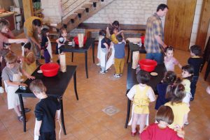 préparation des pains par les enfants